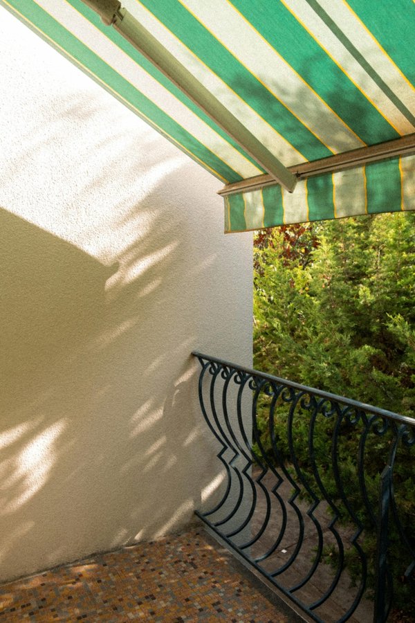 Les avantages incontournables du store banne pour votre extérieur