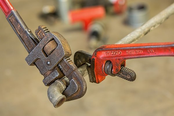 Bouchage des canalisations : causes, conséquences et méthodes pour déboucher