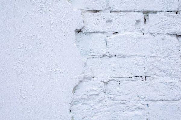 Des astuces pour habiller un mur abîmé