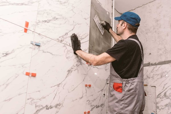 Pourquoi engager un carreleur annecy pour la pose des carreaux grande dimension ?